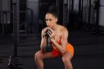 Olahraga squat menjadi salah satu exercise yang bisa dilakukan untuk melatih otot bokong/Foto : Dok. Shutterstock