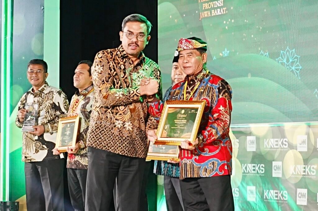 Gubernur Kalimantan Utara, Zainal A. Paliwang, saat menerima penghargaan Anugerah Adinata Syariah 2026, Senin (6/7) kemarin di Jakarta/Foto : Dok. Diskominfo Kaltara