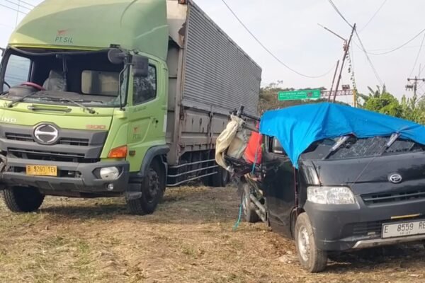 kecelakaan truk pikap di pantura indramayu pada Minggu (12/7) sore/Foto : Dok. Istimewa