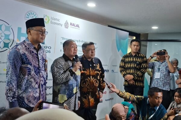 Wamenlu Anis Matta saat diwawancarai wartawan usai menghadiri pembukaan D-8 Halal Expo 2026 di Jakarta, Rabu (8/7)/Foto : GP Risma