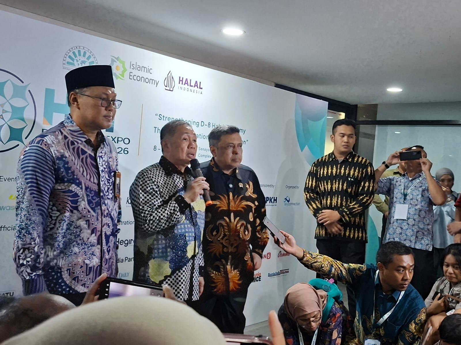 Wamenlu Anis Matta saat diwawancarai wartawan usai menghadiri pembukaan D-8 Halal Expo 2026 di Jakarta, Rabu (8/7)/Foto : GP Risma