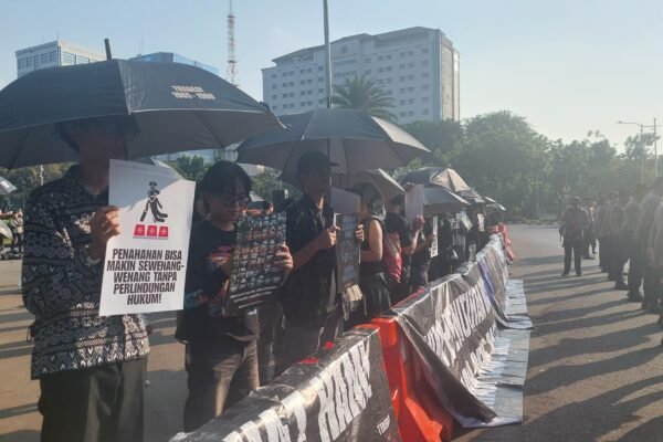 Aksi Kamisan kembali digelar di depan Istana Merdeka, Jakarta, pada Kamis (16/7)/Foto : Dok. GPriority (Nindya Farhah Azzahrah)