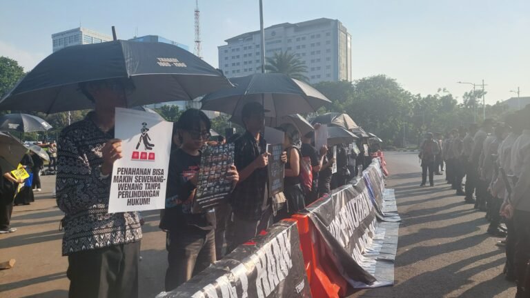 Aksi Kamisan kembali digelar di depan Istana Merdeka, Jakarta, pada Kamis (16/7)/Foto : Dok. GPriority (Nindya Farhah Azzahrah)
