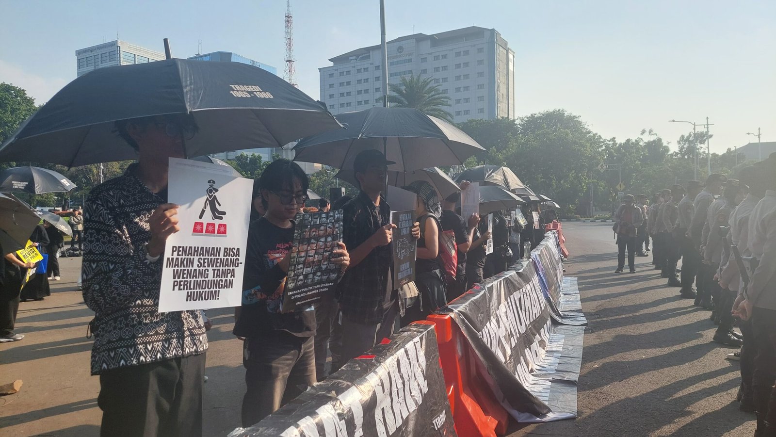 Aksi Kamisan kembali digelar di depan Istana Merdeka, Jakarta, pada Kamis (16/7)/Foto : Dok. GPriority (Nindya Farhah Azzahrah)