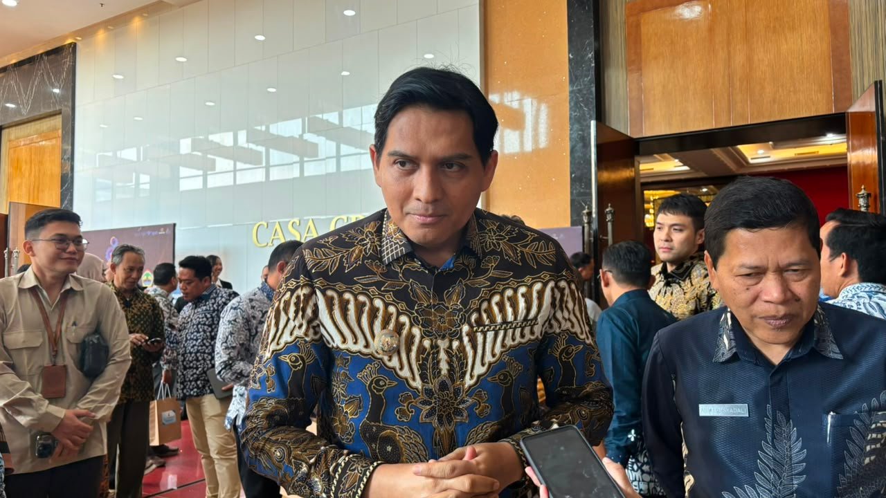 Bupati Indramayu, Lucky Hakim, selepas menghadiri agenda KUNCI BERSAMA Summit 2026 di Merlynn Park Hotel, Jakarta, Senin (27/7)/Foto : Dok. GPriority (Nindya Farhah Azzahrah)