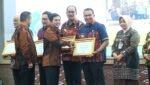 Bupati TTU, Yosep Falentinus Delasalle Kebo, S.IP, MA, saat menerima Sertifikat Eliminasi Malaria 2026 dari Wamenkes Dante Saksono Harbuwono, Selasa (28/7)/Foto : Dok. YouTube Kemenkes RI