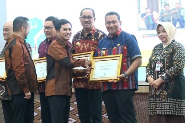 Bupati TTU, Yosep Falentinus Delasalle Kebo, S.IP, MA, saat menerima Sertifikat Eliminasi Malaria 2026 dari Wamenkes Dante Saksono Harbuwono, Selasa (28/7)/Foto : Dok. YouTube Kemenkes RI