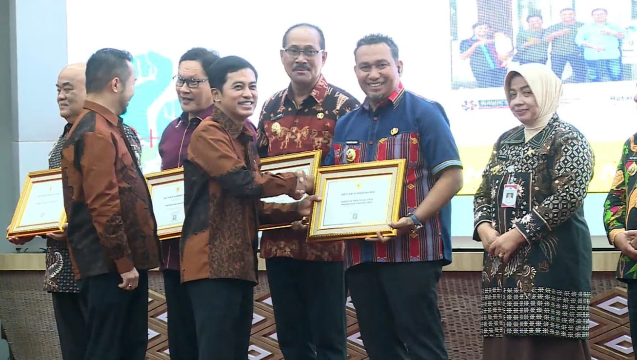 Bupati TTU, Yosep Falentinus Delasalle Kebo, S.IP, MA, saat menerima Sertifikat Eliminasi Malaria 2026 dari Wamenkes Dante Saksono Harbuwono, Selasa (28/7)/Foto : Dok. YouTube Kemenkes RI