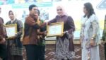 Wakil Bupati Bintan, Deby Maryanti, saat menerima Sertifikat Eliminasi Malaria 2026 dari Wamenkes RI, Selasa (28/7)/Foto : Dok. YouTube Kemenkes RI