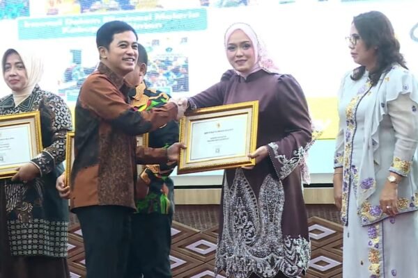 Wakil Bupati Bintan, Deby Maryanti, saat menerima Sertifikat Eliminasi Malaria 2026 dari Wamenkes RI, Selasa (28/7)/Foto : Dok. YouTube Kemenkes RI