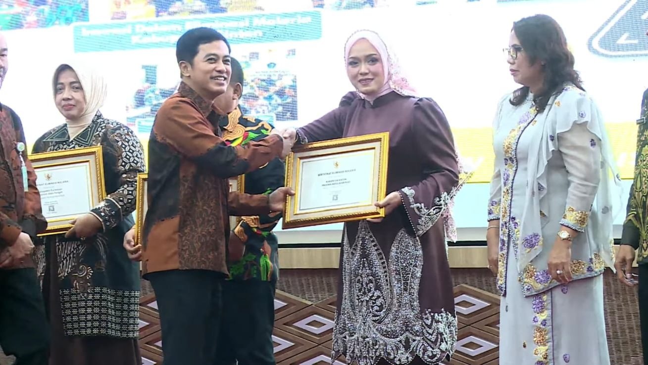 Wakil Bupati Bintan, Deby Maryanti, saat menerima Sertifikat Eliminasi Malaria 2026 dari Wamenkes RI, Selasa (28/7)/Foto : Dok. YouTube Kemenkes RI