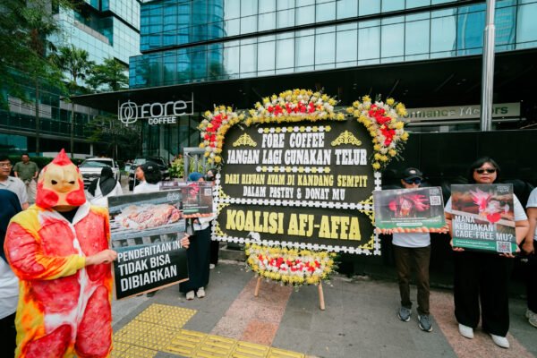AFJ-AFFA gelar aksi damai di depan kantor pusat Fore Coffee di kawasan Thamrin, Jakarta, Selasa (21/7)/Foto : Dok. Cage-Free Indonesia