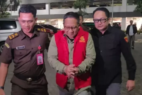 Direktur Utama Perusahaan Daerah Taman Satwa (PDTS) KBS Periode 2016-2024, Choirul Anwar, saat ditahan Kejaksaan Tinggi Jawa Timur akibat kasus korupsi Kebun Binatang Surabaya/Foto : Dok. Istimewa