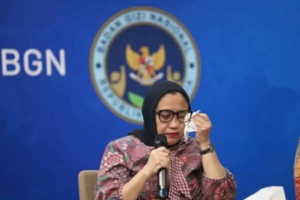 Momen Nanik S. Deyang menangis saat meminta maaf atas maraknya kasus keracunan makanan dalam program Makan Bergizi Gratis (MBG), kini ia resmi mundur dari jabatan Kepala BGN/Foto : Dok. Humas BGN