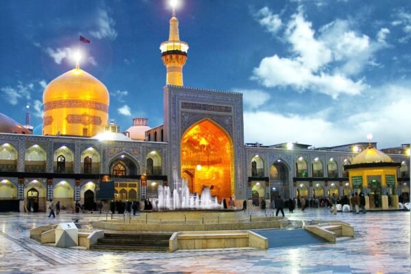 Kompleks suci Imam Reza Shrine di Kota Mashhad, Iran, yang jadi tempat peristirahatan terakhir Ayatollah Ali Khamenei, pemimpin tertinggi Iran/Foto : Dok. SurfIran