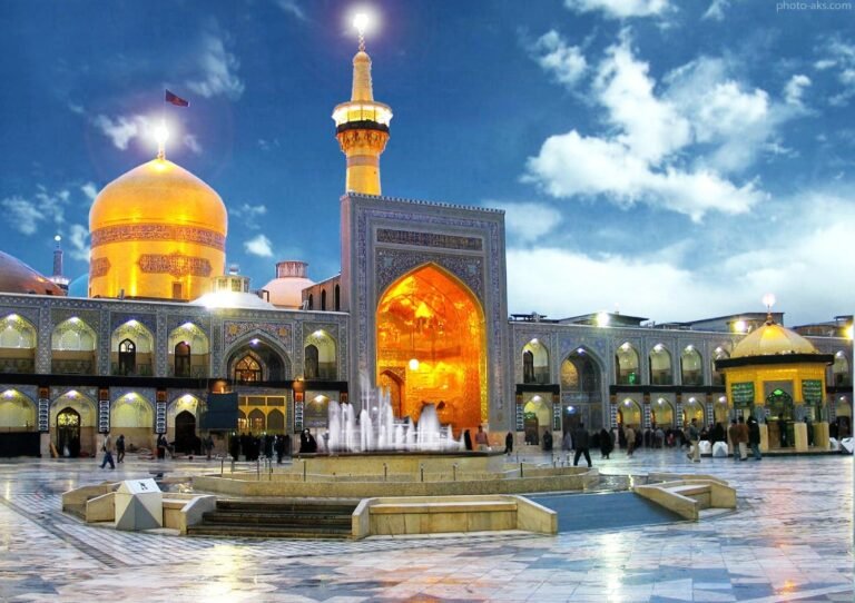 Kompleks suci Imam Reza Shrine di Kota Mashhad, Iran, yang jadi tempat peristirahatan terakhir Ayatollah Ali Khamenei, pemimpin tertinggi Iran/Foto : Dok. SurfIran