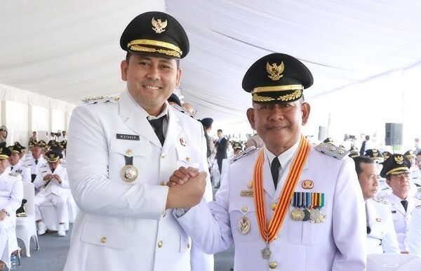 Bupati Merangin H. M. Syukur (kiri), meraih penghargaan Bupati Terbaik di ajang Pemred Award dan Pena Emas 2026/Foto : Dok. Diskominfo Merangin
