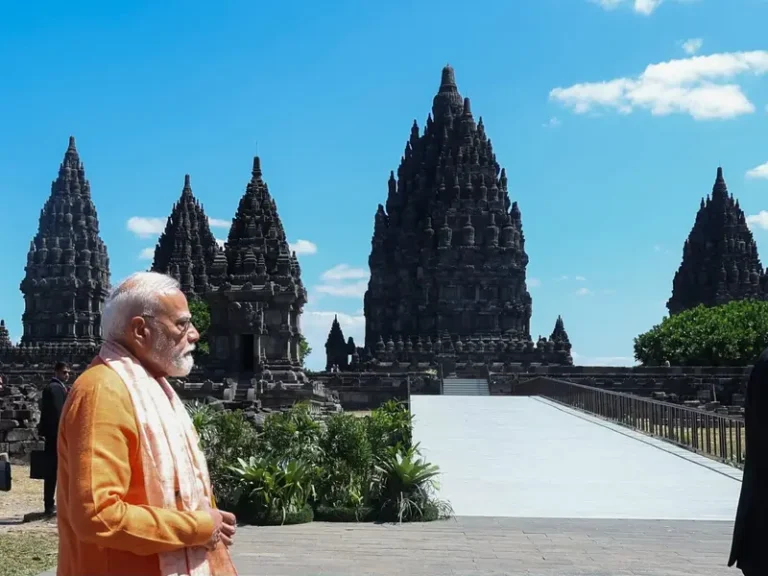 Momen PM Modi saat mengunjungi Candi Prambanan pada Rabu (8/7)/Foto : Dok. X