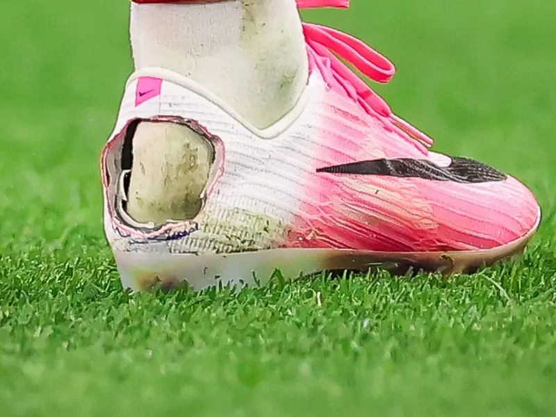 Sepatu winger Timnas Portugal Pedro Neto terlihat berlubang saat menghadapi Spanyol di babak 16 besar Piala Dunia 2026/Foto : Dok. AFP