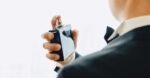 Ilustrasi menyemprot parfum di bagian leher/Foto : Dok. Shutterstock