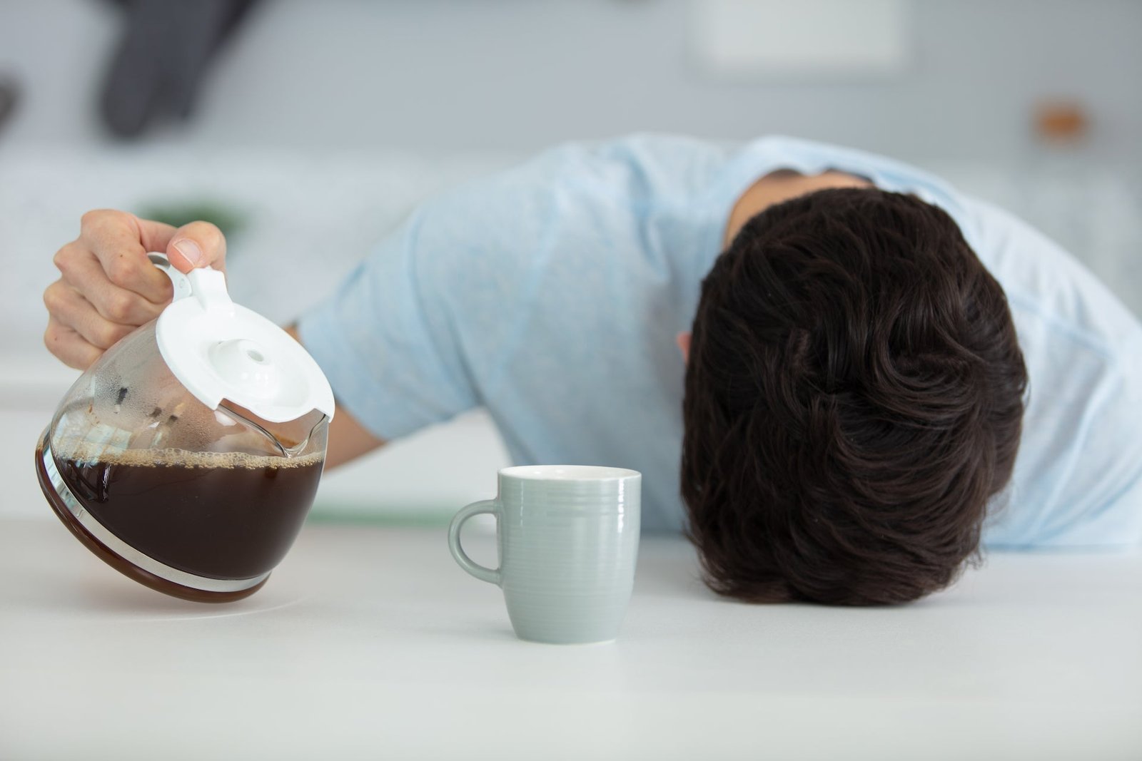 Ilustrasi seseorang yang tetap mengantuk meski sudah minum kopi/Foto : Dok. Freepik