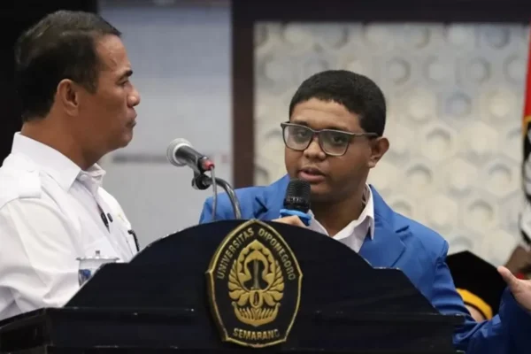 Momen mahasiswa baru UNDIP Adriano Jeconia Padama atau Dede, mengadukan persoalan mahalnya harga beras di Kabupaten Alor, NTT/Foto : Dok. undip.ac.id