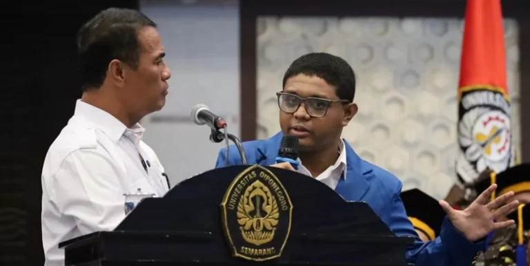 Momen mahasiswa baru UNDIP Adriano Jeconia Padama atau Dede, mengadukan persoalan mahalnya harga beras di Kabupaten Alor, NTT/Foto : Dok. undip.ac.id