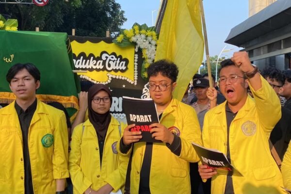 BEM UI menggelar aksi unjuk rasa bertajuk #MerebutKemerdekaan di kawasan Bundaran HI, Jakarta Pusat, Selasa (18/8)/Foto : Dok. Istimewa