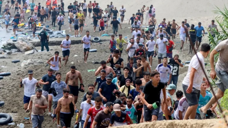 Sekitar 2.000 hingga 3.000 migran dilaporkan berhasil memasuki wilayah Ceuta, Spanyol, pada Kamis (30/7)/Foto : Dok. Shutterstock
