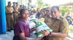 Bupati Fakfak Samaun Dahlan, S.Sos., M.AP., resmi melaunching penyaluran Cadangan Pangan Pemerintah (CPP) berupa bantuan pangan beras/Foto : Dok. Pemkab Fakfak