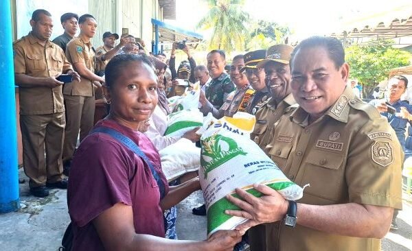 Bupati Fakfak Samaun Dahlan, S.Sos., M.AP., resmi melaunching penyaluran Cadangan Pangan Pemerintah (CPP) berupa bantuan pangan beras/Foto : Dok. Pemkab Fakfak