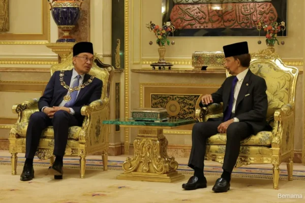Perdana Menteri Malaysia Datuk Seri Anwar Ibrahim bersama Sultan Brunei Darussalam Sultan Hassanal Bolkiah sepakat bawa persoalan asap Karhutla Kalimantan ke ASEAN/Foto : Dok. The Edge Malaysia