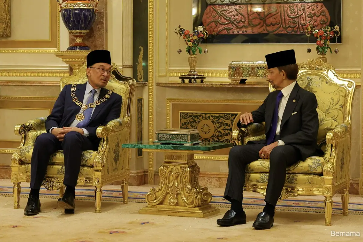 Perdana Menteri Malaysia Datuk Seri Anwar Ibrahim bersama Sultan Brunei Darussalam Sultan Hassanal Bolkiah sepakat bawa persoalan asap Karhutla Kalimantan ke ASEAN/Foto : Dok. The Edge Malaysia