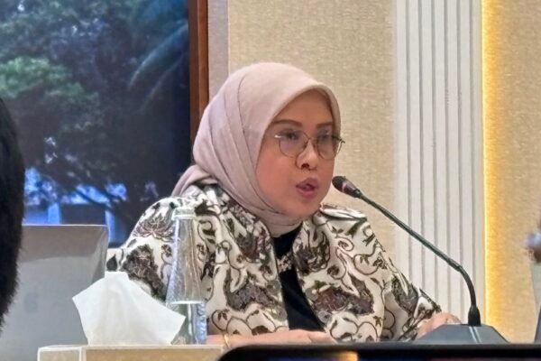 Direktur Perlindungan WNI (PWNI) Kemlu RI, Heni Hamidah, pada agenda press briefing yang berlangsung di Kemlu RI, Kamis (13/8) kemarin/Foto : Dok. GPriority (Nindya Farhah Azzahrah)