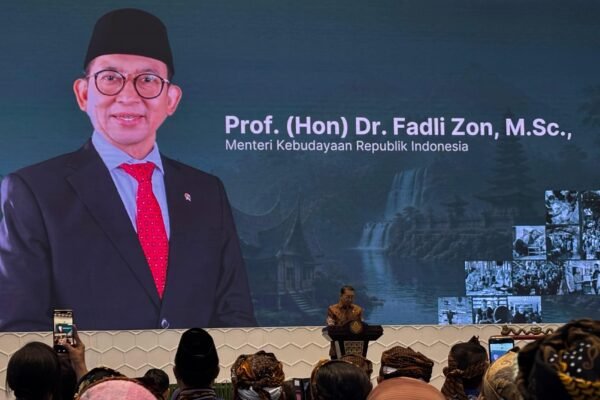 Menbud Fadli Zon saat membuka acara Pameran dan Gelar Wicara “Satu Data Masyarakat Adat: Fondasi untuk Pengakuan, Pelindungan, dan Pemajuan Kebudayaan Masyarakat Adat” di Aula Insan Berprestasi Gedung A Kemendikdasmen, Rabu (19/8)/Foto : Dok. GPriority (Nindya Farhah Azzahrah)