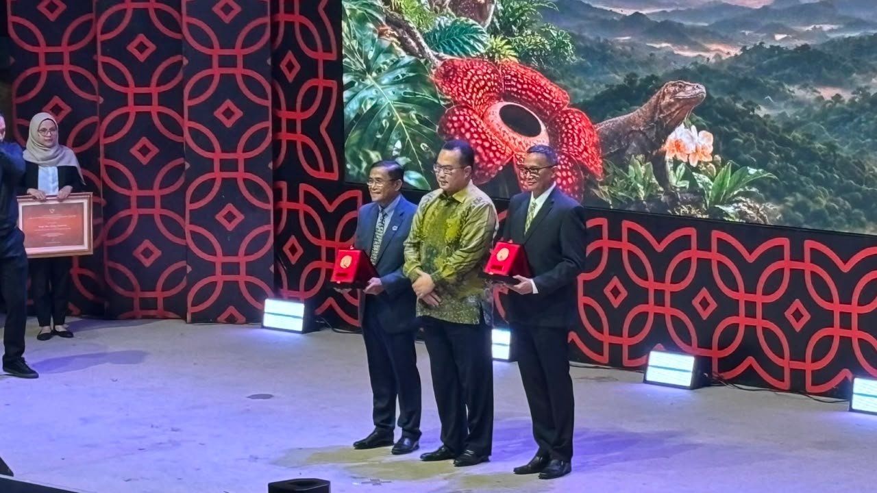 BRIN berikan Sarwono Award 2026 dan Sarwono Prawirohardjo Memorial Lecture 2026 kepada Prof Jatna Suprijatna dan Gono Semiadi di Jakarta, Senij (24/8)/Foto : Dok. GPriority (Nindya Farhah Azzahrah)