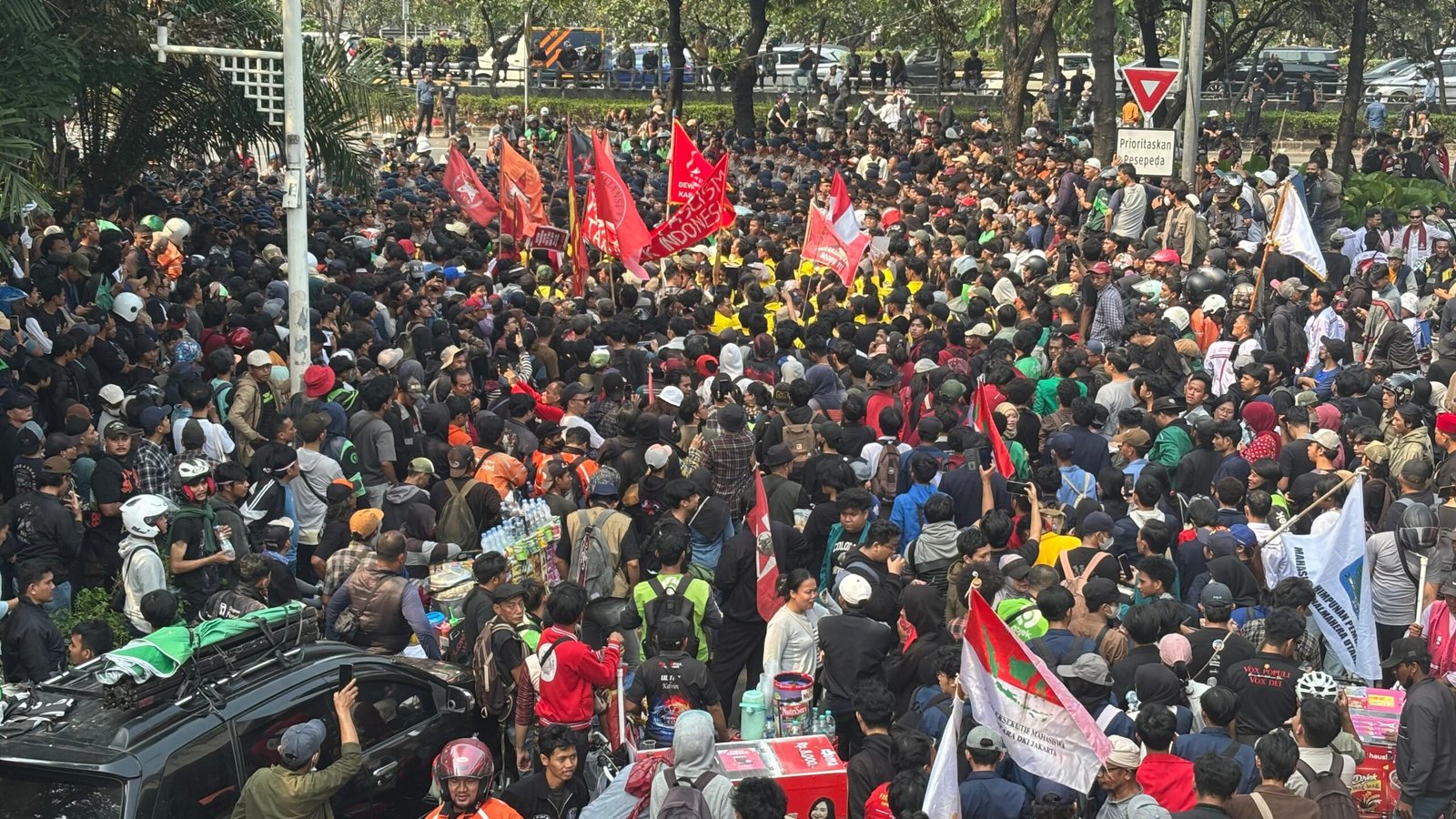 Momen aksi demo 27 agustus 2026 di depan gedung MPR/DPR RI, Senayan, Jakarta/Foto : Dok. GPriority (Nindya Farhah Azzahrah)