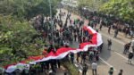 Momen saat massa aksi demo 27 agustus membentangkan bendera merah putih panjang/Foto : Dok. GPriority (Nindya Farhah Azzahrah)
