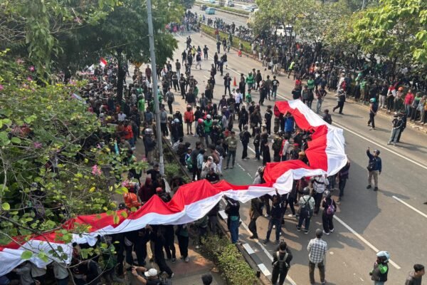 Momen saat massa aksi demo 27 agustus membentangkan bendera merah putih panjang/Foto : Dok. GPriority (Nindya Farhah Azzahrah)