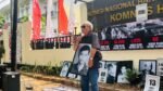 Keluarga korban penghilangan paksa, Ucok Munandar Siahaan, saat berdiri di depan Komnas HAM dalam aksi simbolik pada Senin (31/8)/Foto : Dok. GPriority (Nindya Farhah Azzahrah)