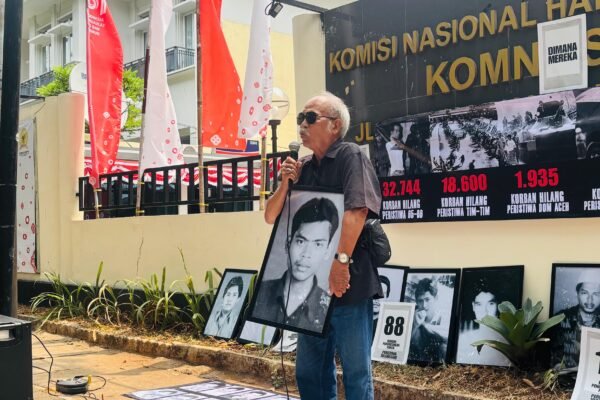 Keluarga korban penghilangan paksa, Ucok Munandar Siahaan, saat berdiri di depan Komnas HAM dalam aksi simbolik pada Senin (31/8)/Foto : Dok. GPriority (Nindya Farhah Azzahrah)