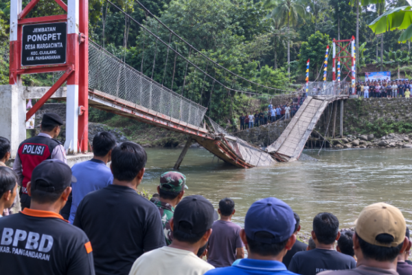 Jembatan Gantung Pongpet di Desa Margacinta, Kecamatan Cijulang, Kabupaten Pangandaran, Jawa Barat, mengalami kerusakan sesaat setelah diresmikan pada Minggu (30/8)/Foto : Dok. Istimewa
