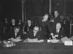 Sultan Hamid II dan Mohammad Hatta menandatangani kesepakatan Konferensi Meja Bundar pada 2 November 1949/Foto : Dok. Istimewa