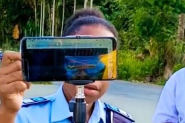 SMK Negeri 5 Penerbangan Waibu, Kabupaten Jayapura, menjadi sorotan publik setelah menerapkan sistem absensi digital yang memungkinkan kehadiran siswa dipantau langsung oleh orang tua melalui aplikasi WhatsApp/Foto : Dok. Facebook Basri Papua