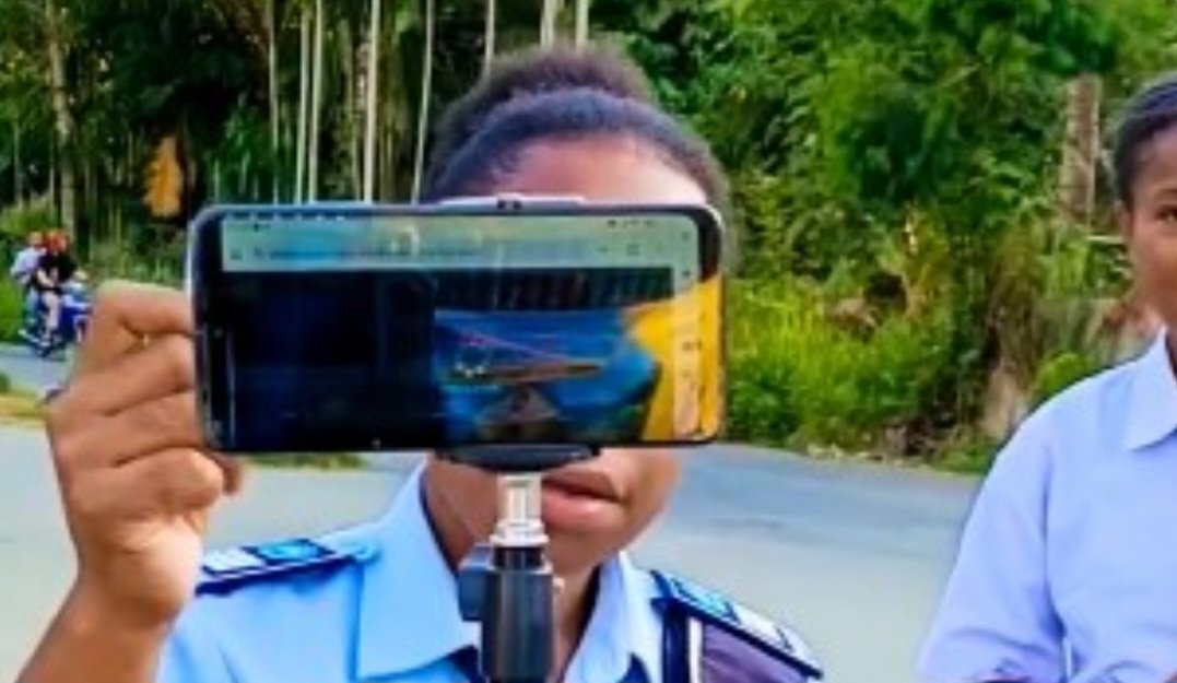 SMK Negeri 5 Penerbangan Waibu, Kabupaten Jayapura, menjadi sorotan publik setelah menerapkan sistem absensi digital yang memungkinkan kehadiran siswa dipantau langsung oleh orang tua melalui aplikasi WhatsApp/Foto : Dok. Facebook Basri Papua