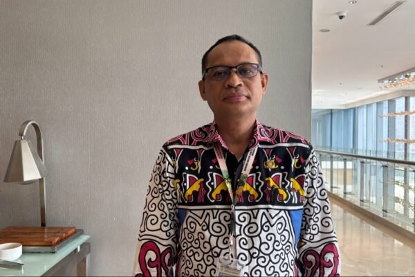 Plt. Kepala Bappeda Papua Barat, Prof. Dr. Charly Danny Heatubun, S.Hut., M.Si., saat ditemui GPriority di sela agenda Lokakarya Penyusunan Analisis Pembangunan untuk Portal Eksekutif Papeda Provinsi Papua Barat yang berlangsung di Jakarta, Rabu (26/8)/Foto : Dok. GPriority (Nindya Farhah Azzahrah)