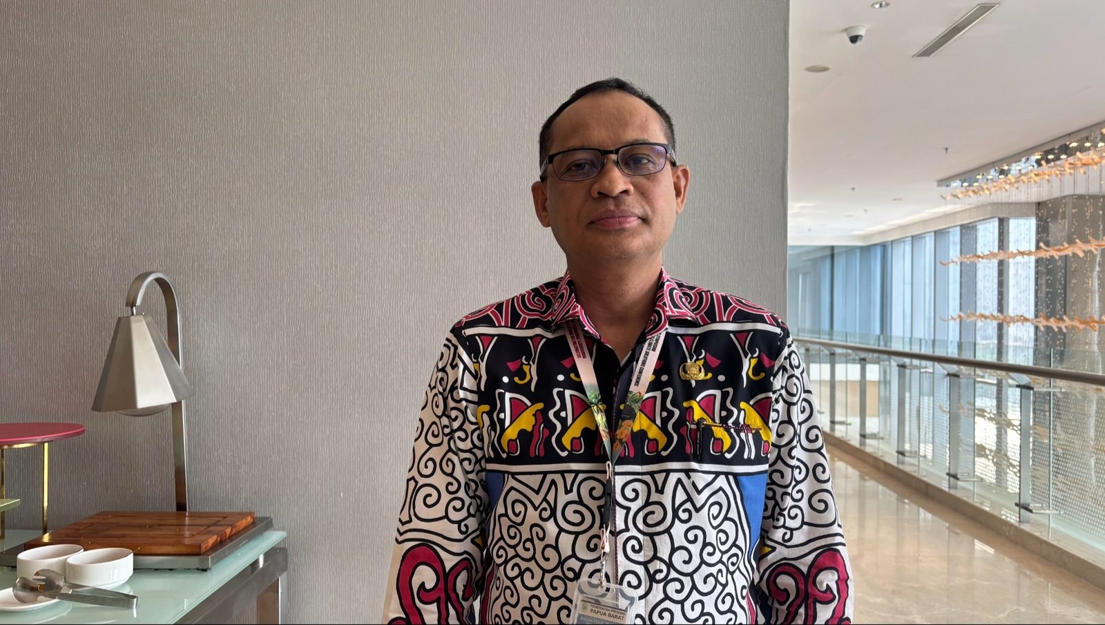 Plt. Kepala Bappeda Papua Barat, Prof. Dr. Charly Danny Heatubun, S.Hut., M.Si., saat ditemui GPriority di sela agenda Lokakarya Penyusunan Analisis Pembangunan untuk Portal Eksekutif Papeda Provinsi Papua Barat yang berlangsung di Jakarta, Rabu (26/8)/Foto : Dok. GPriority (Nindya Farhah Azzahrah)