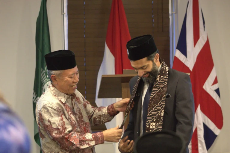 Sekretaris Jenderal MCB, Wajid Akhter, dalam acara pengukuhan PCIM Britania Raya dan Irlandia periode 2026–2028 sekaligus penyerahan sertifikat keanggotaan MCB di Kedutaan Besar Republik Indonesia (KBRI) London, Sabtu (22/8) lalu/Foto : Dok. Muhammadiyah