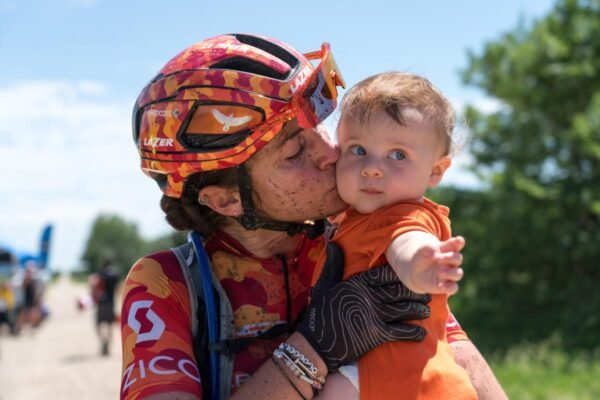 Atlet sepeda gravel profesional Isabel King, jadi sorotan usai 12 balap sepeda sejauh 333 km sambil menyusui bayinya/Foto : Dok. NY Post