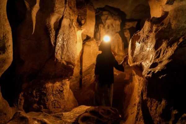 Gua Safarwadi di Pamijahan, Kabupaten Tasikmalaya, Jawa Barat, diklaim bisa tembus ke Mekkah hanya dalam waktu 1,5 jam/Foto : Dok. Istimewa